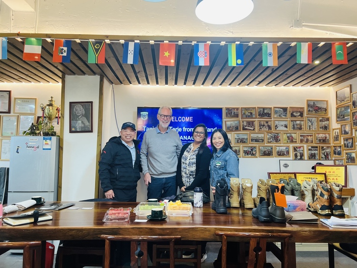 Клієнти з Норвегії та Данії відвідують Guangzhou Hanagal Shoes Co., Ltd, щоб дослідити нові можливості в галузі