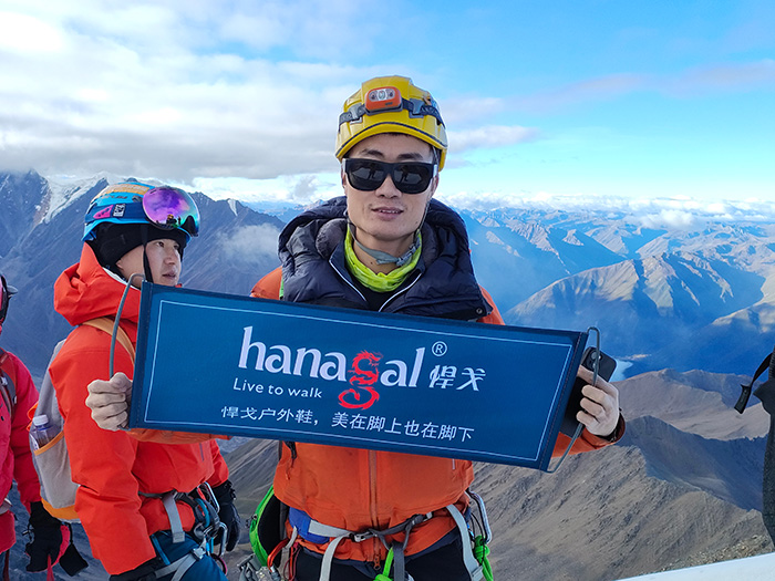 Підкорення засніжених вершин: надійне туристичне взуття для екстремальних пригод